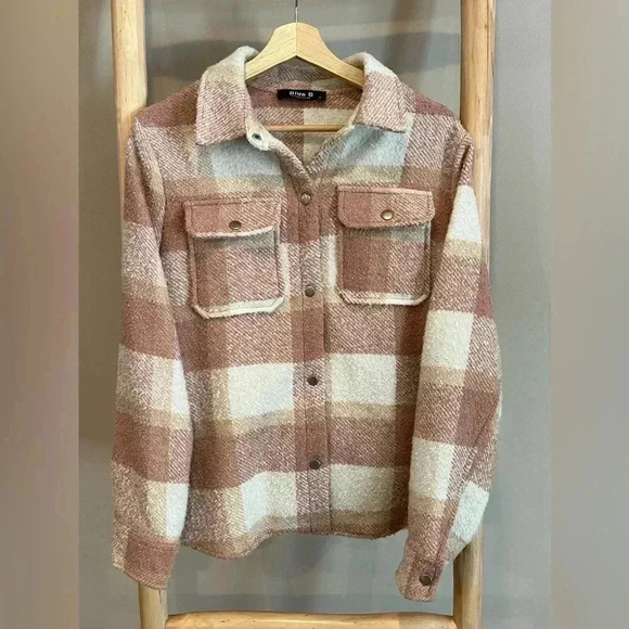 Blue B Med plaid shacket boucle pink/white/cream snap button front top pockets - Picture 7 of 7